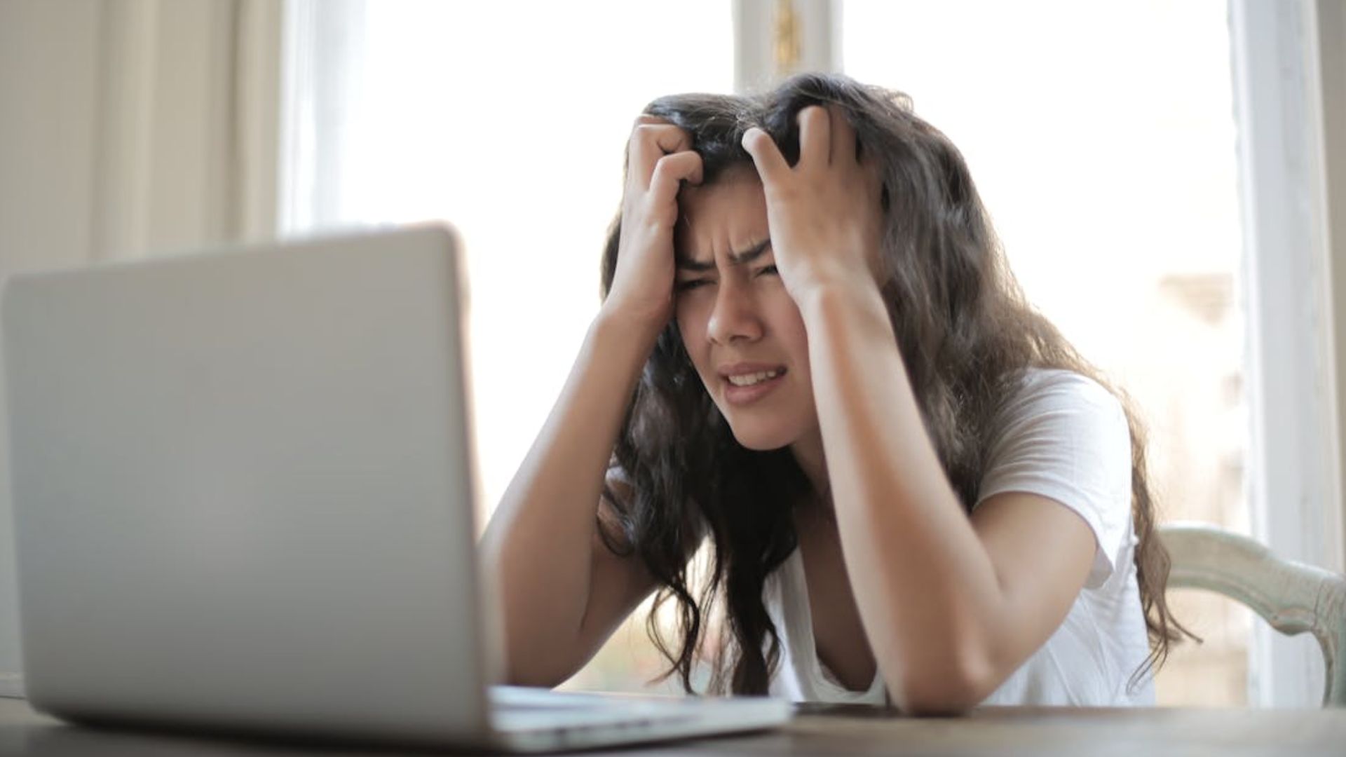Estrés crónico entorno laboral trabajo recomendaciones tips qué hacer qué es